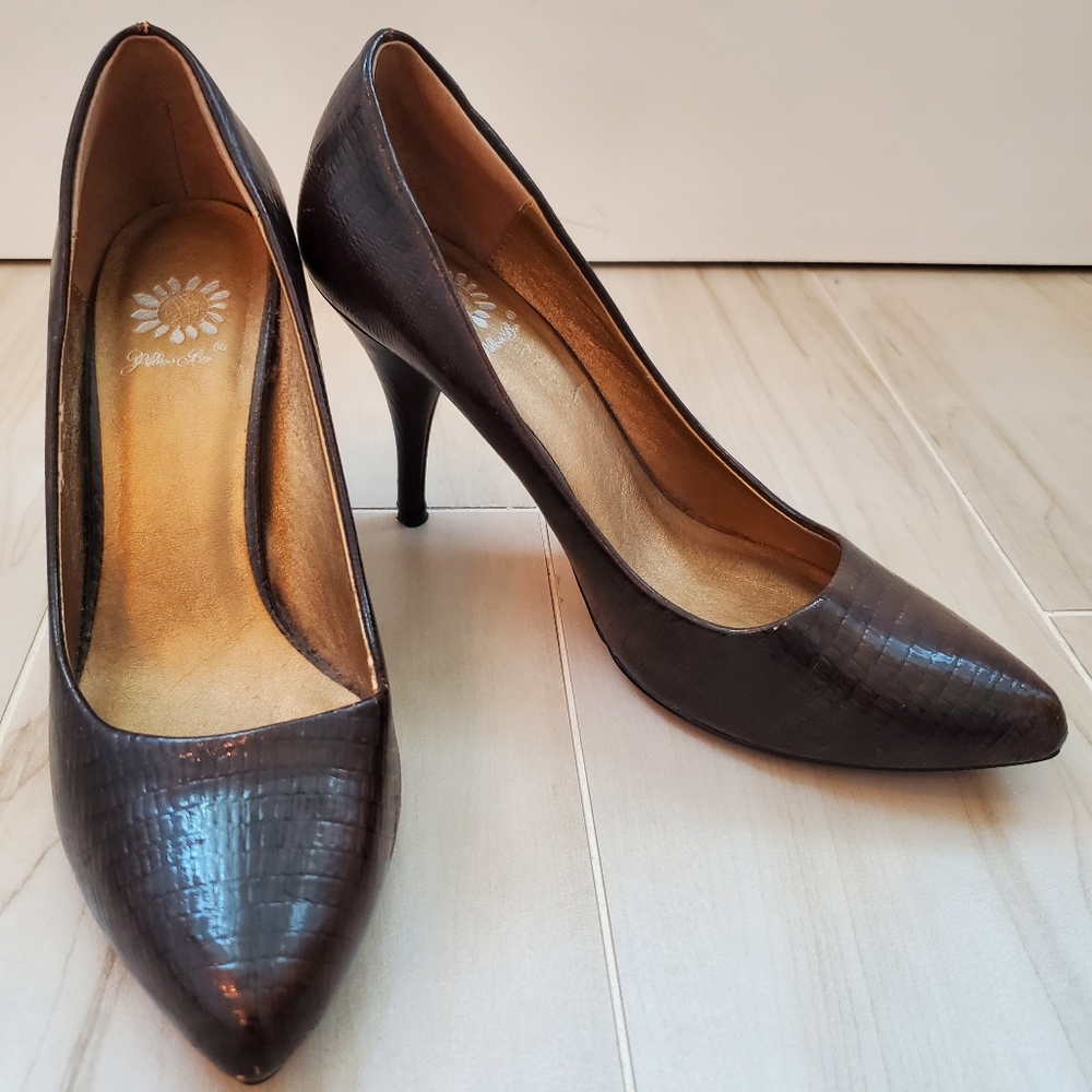 Brown animal print pumps